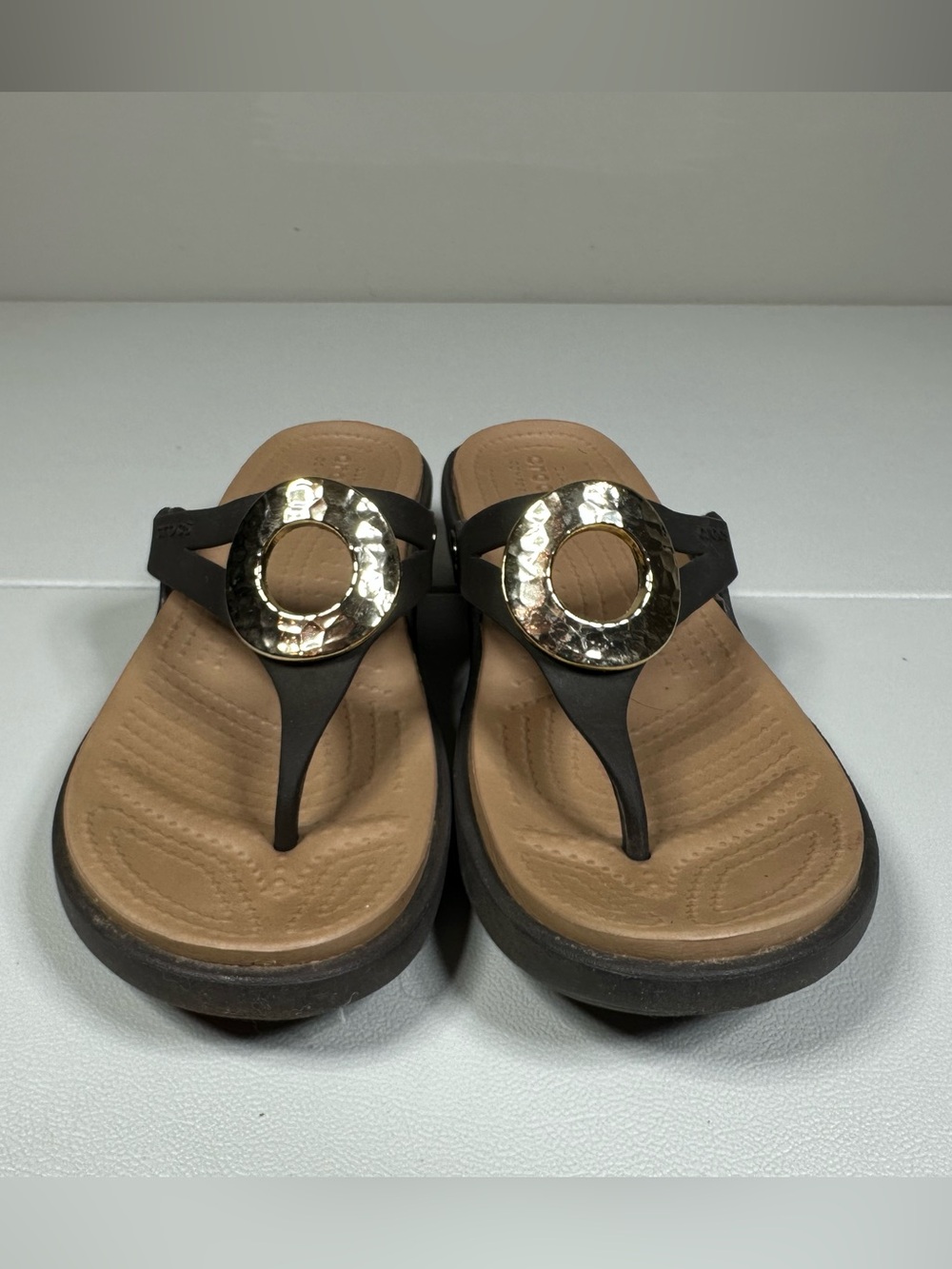 CROCS Sanrah Circle Hammered Metal Wedge Flip Sandals - Picture 3 of 9